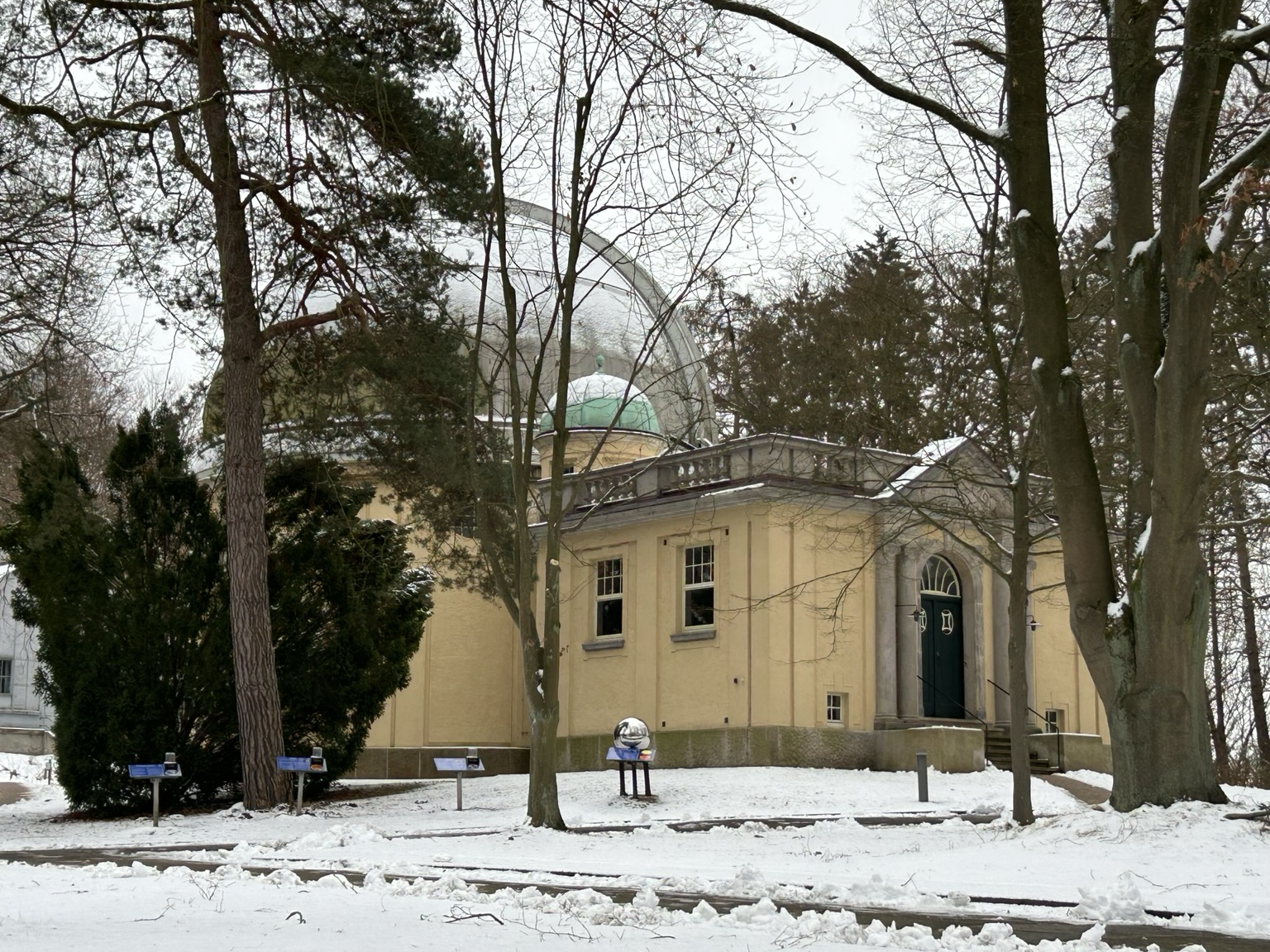 Altes Sternwartengebäude in grauer verschneiter Landschaft