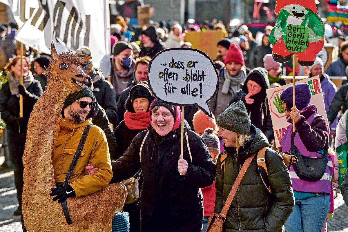 Demo gegen den Zaun in Kreuzberg