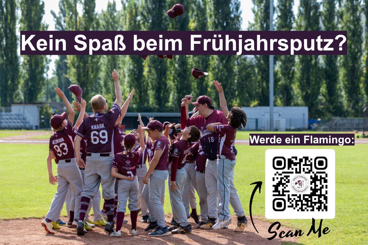 Kinder und ihre Trainer jubeln und werfen im Ballpark die Baseballkappen in die Luft. Darüber der Schriftzug: Kein Spaß beim Frühjahrsputz? dazu ein QR-Code, der zum Mitgliedsantrag führt.