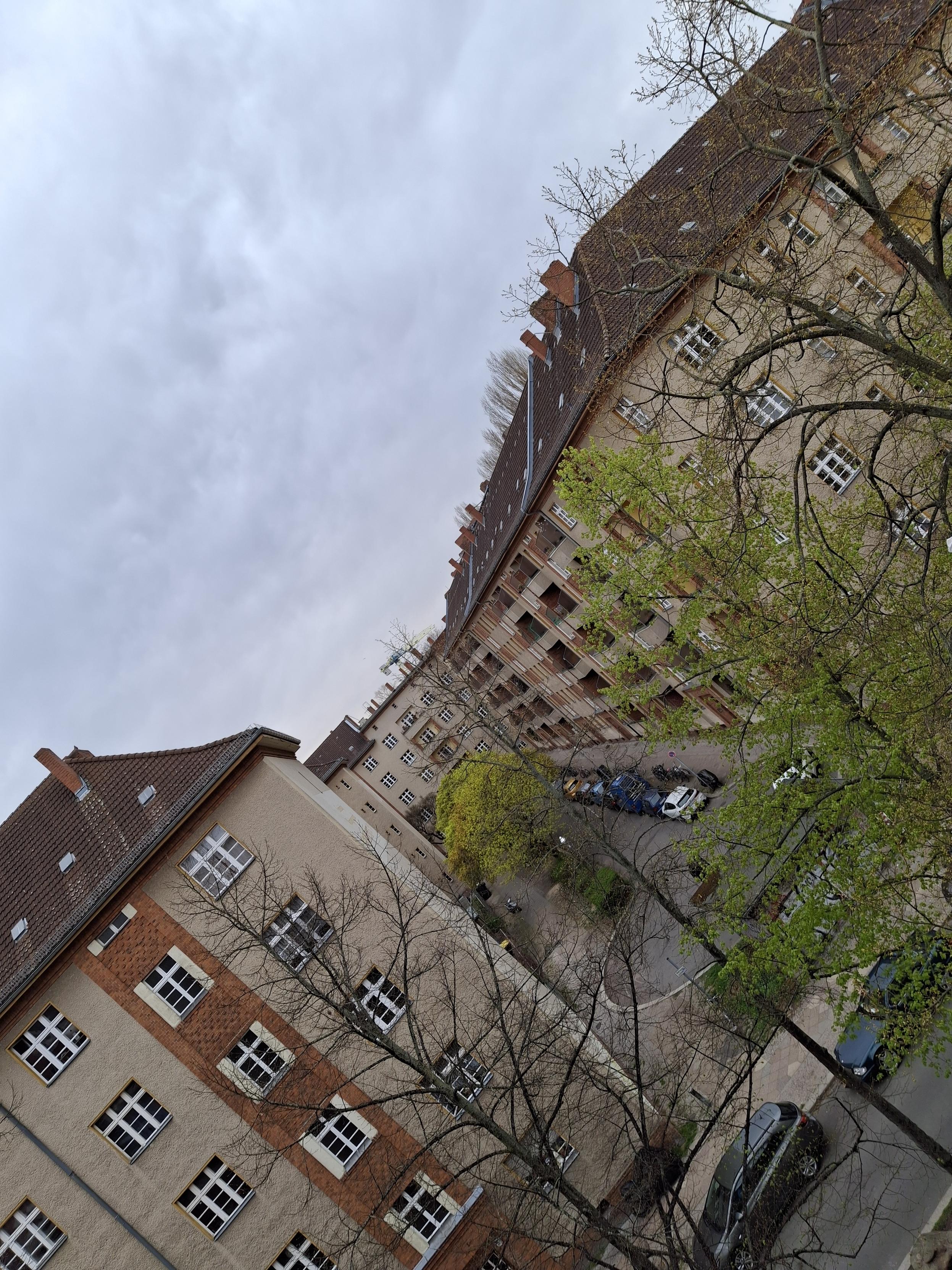 Blick aus Fenster in Neukölln, 4. Stock, Häuser, Autos und Bäume