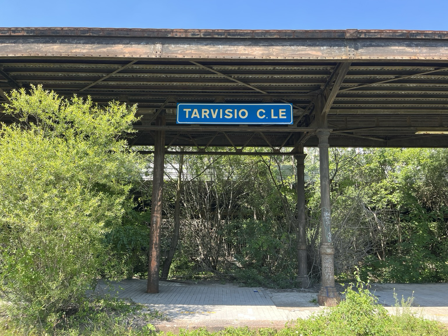 Abandoned train station platform with a seemingly new “Tarvisio cle” sign. Someone trolling?